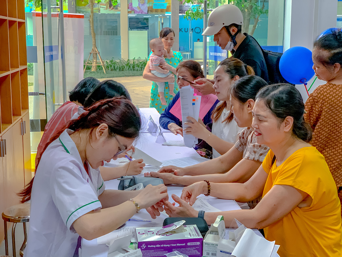 Smart Pharma - Hàng trăm khách hàng tham gia tư vấn sức khỏe miễn phí tại Smart Pharma 1 Smart Pharma - IMG 1600 1