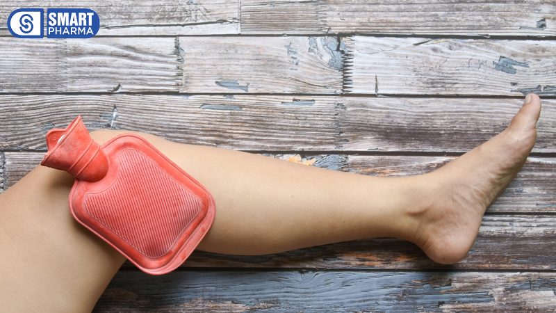 Chườm nóng từ 15–20 phút giúp tăng tuần hoàn máu, giãn cơ, giảm nhanh các cơn đau xương khớp