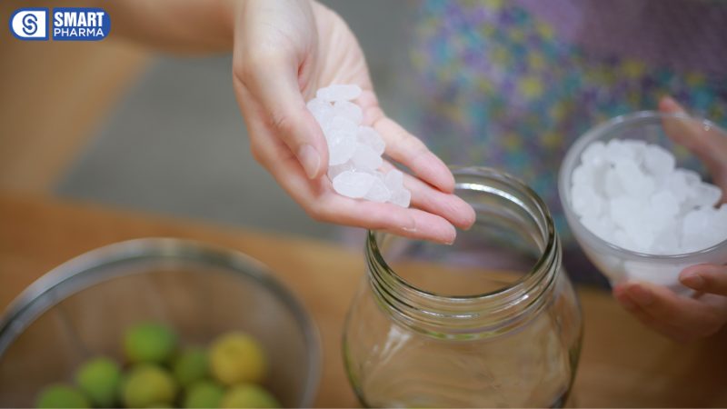 Tắc chứa nhiều vitamin C giúp tăng sức đề kháng, tiêu viêm, trong khi đường phèn làm dịu cổ họng. Sự kết hợp này giúp giảm ho, giảm đờm và cải thiện tình trạng rát họng rất tốt.