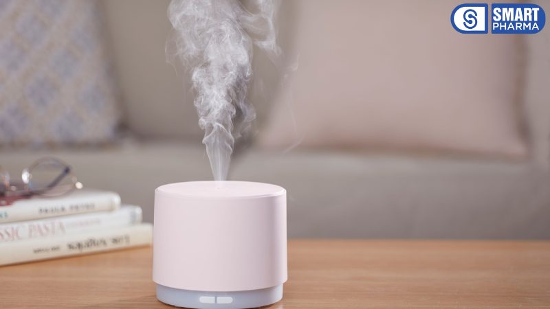 Bạn có thể tắm nước nóng và hít hơi nước, dùng máy tạo độ ẩm phun sương mát trong phòng.